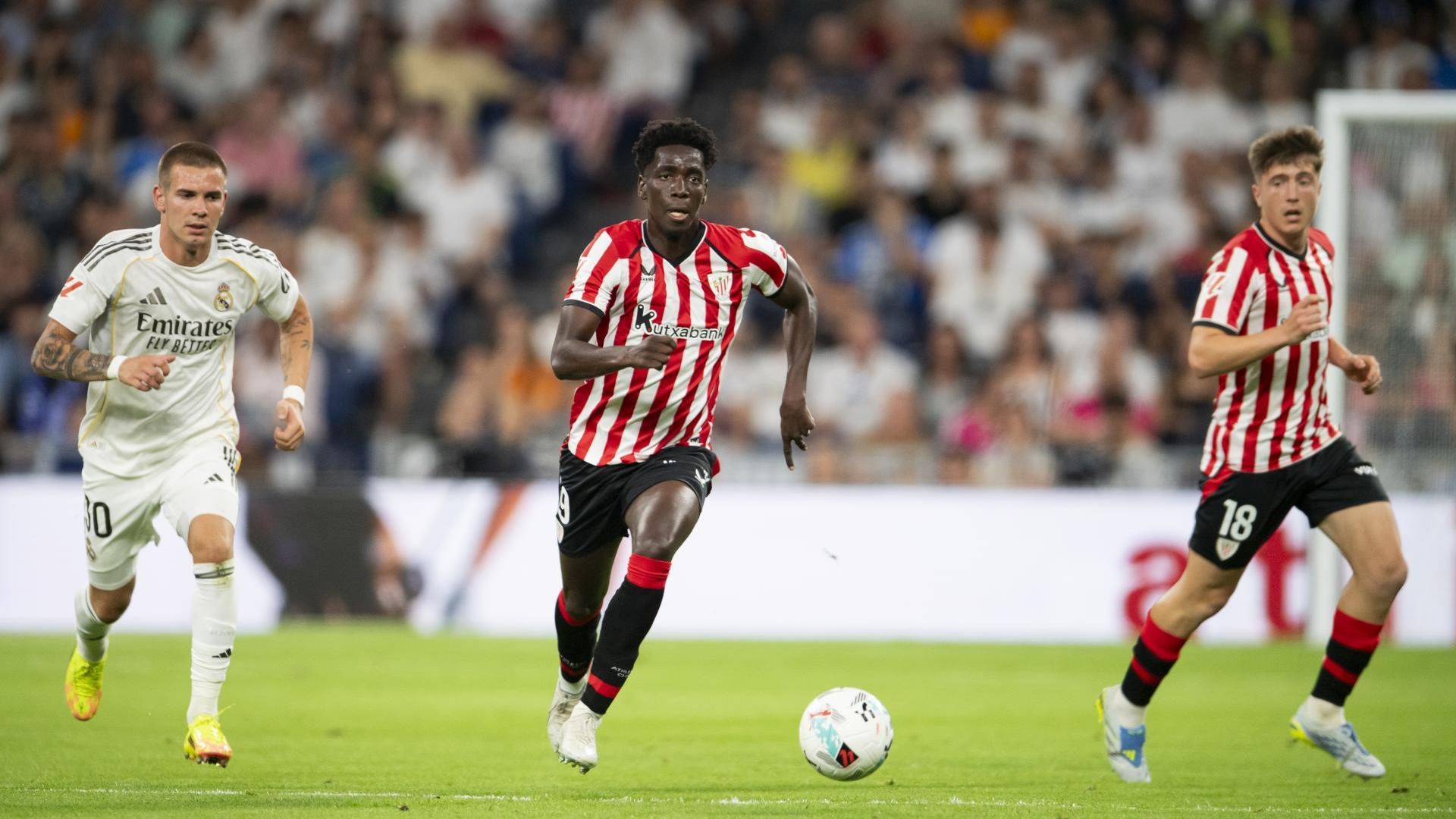 Adama boiro progresa ante el Real Madrid en el Bernabéu Adama boiro progresa ante el Real Madrid en el Bernabéu