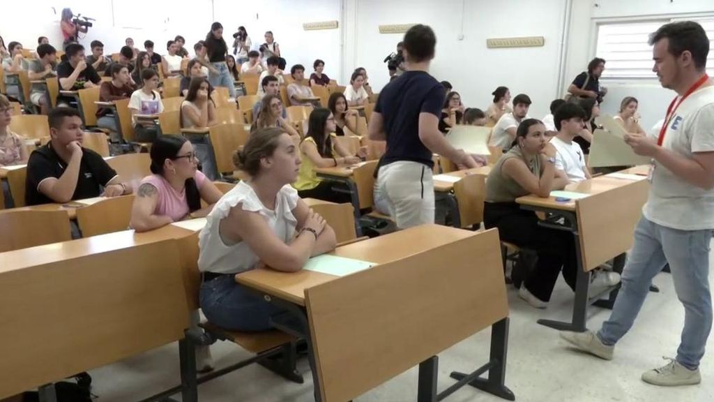¿Está roto el ascensor social? La generación de la PAU se enfrenta a una carrera de obstáculos para estudiar y prosperar