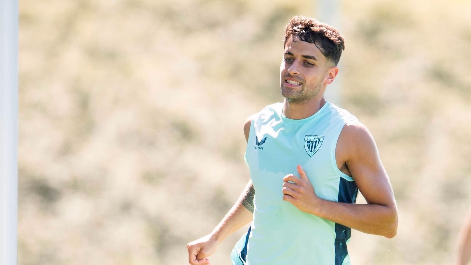 Beñat Prados al tajo en un entrenamiento en Lezama
