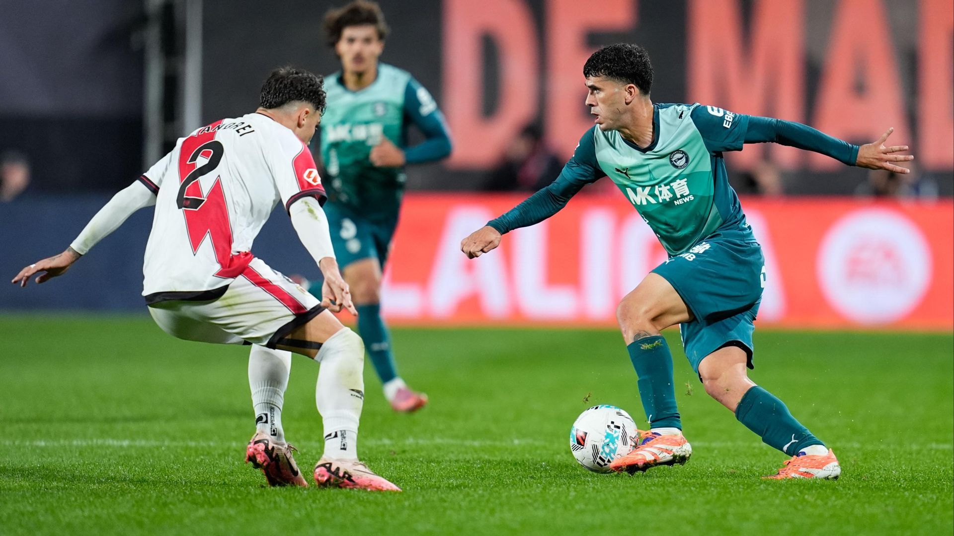 Carles Aleñá trata de marcharse de Ratiu en la primera vuelta Carles Aleñá trata de marcharse de Ratiu en la primera vuelta