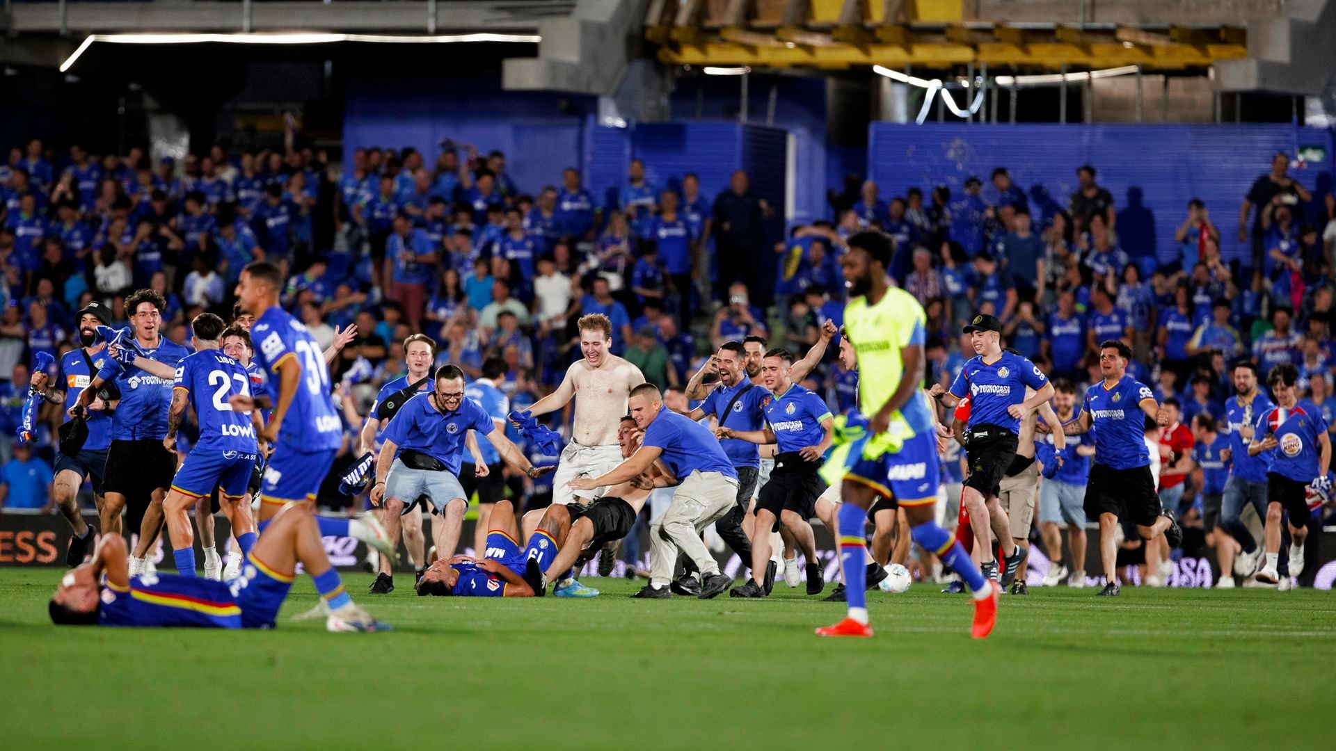 Celebración del Getafe en el Coliseum. Celebración del Getafe en el Coliseum.