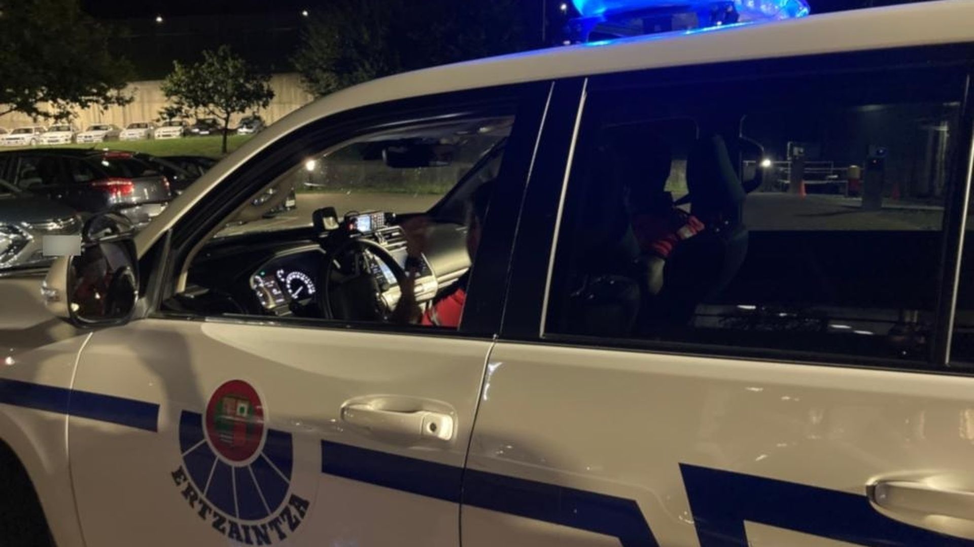 Dos detenidos y tres ertzainas heridos en Vitoria en altercados previos al partido Deportivo-Rayo Vallecano Dos detenidos y tres ertzainas heridos en Vitoria en altercados previos al partido Deportivo-Rayo Vallecano