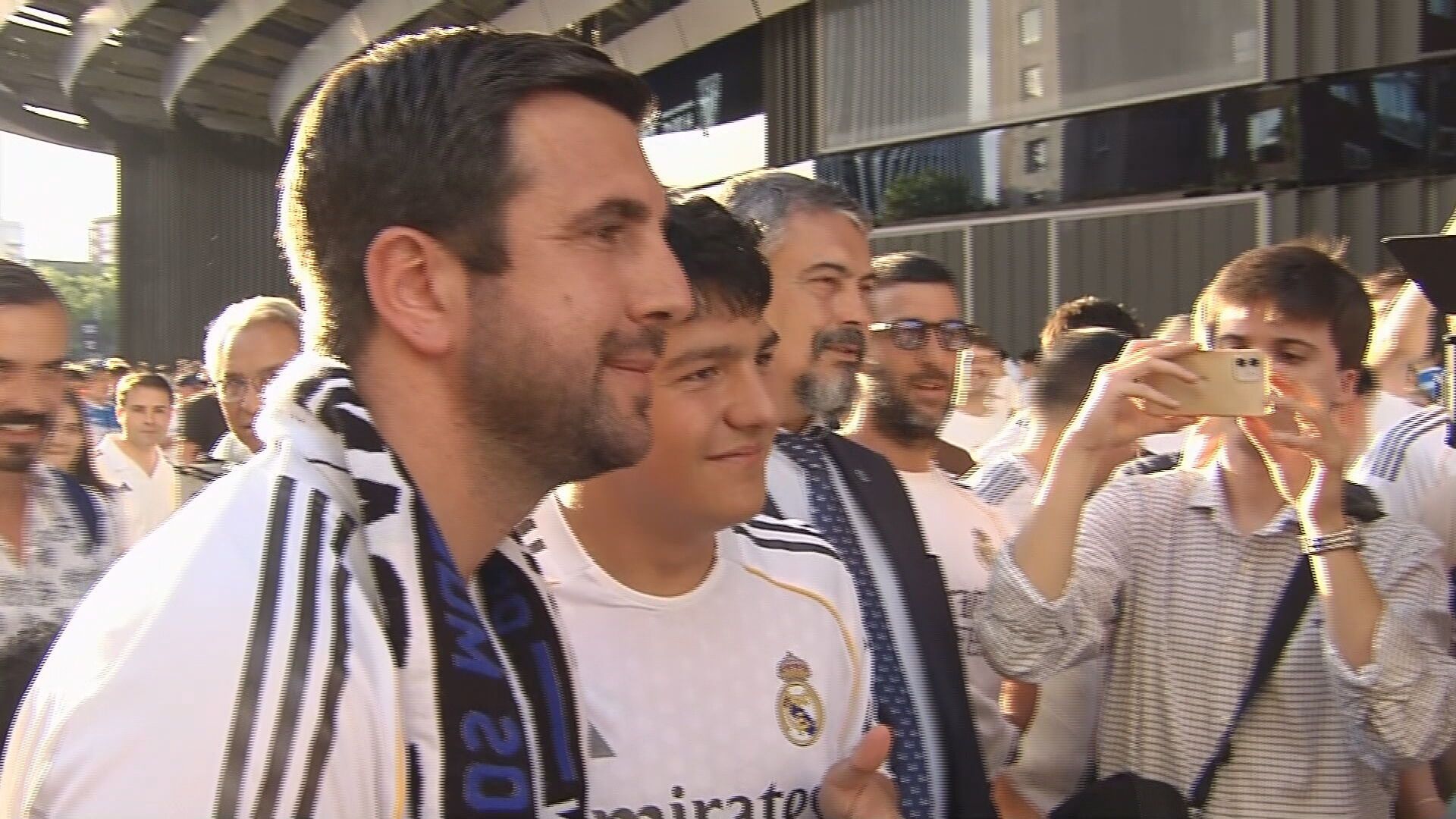 Enrique Riquelme con aficionados del Real Madrid
