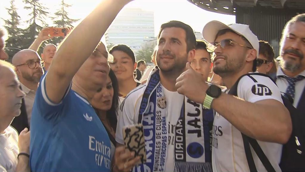 Enrique Riquelme, como un aficionado más, se da un baño de masas en el Bernabéu al grito de "presidente"