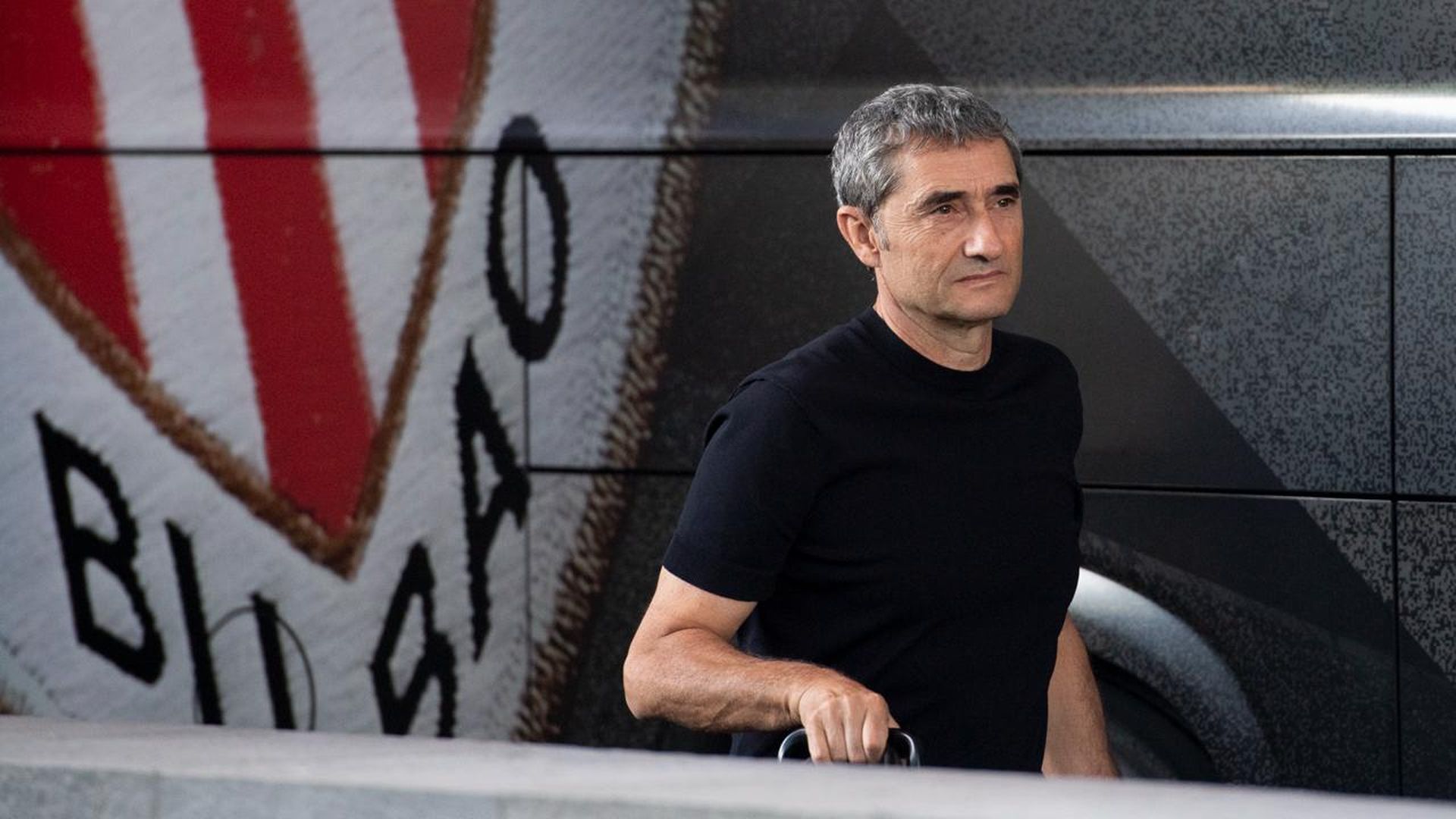 Ernesto Valverde se baja del autobús del equipo para su último partido
