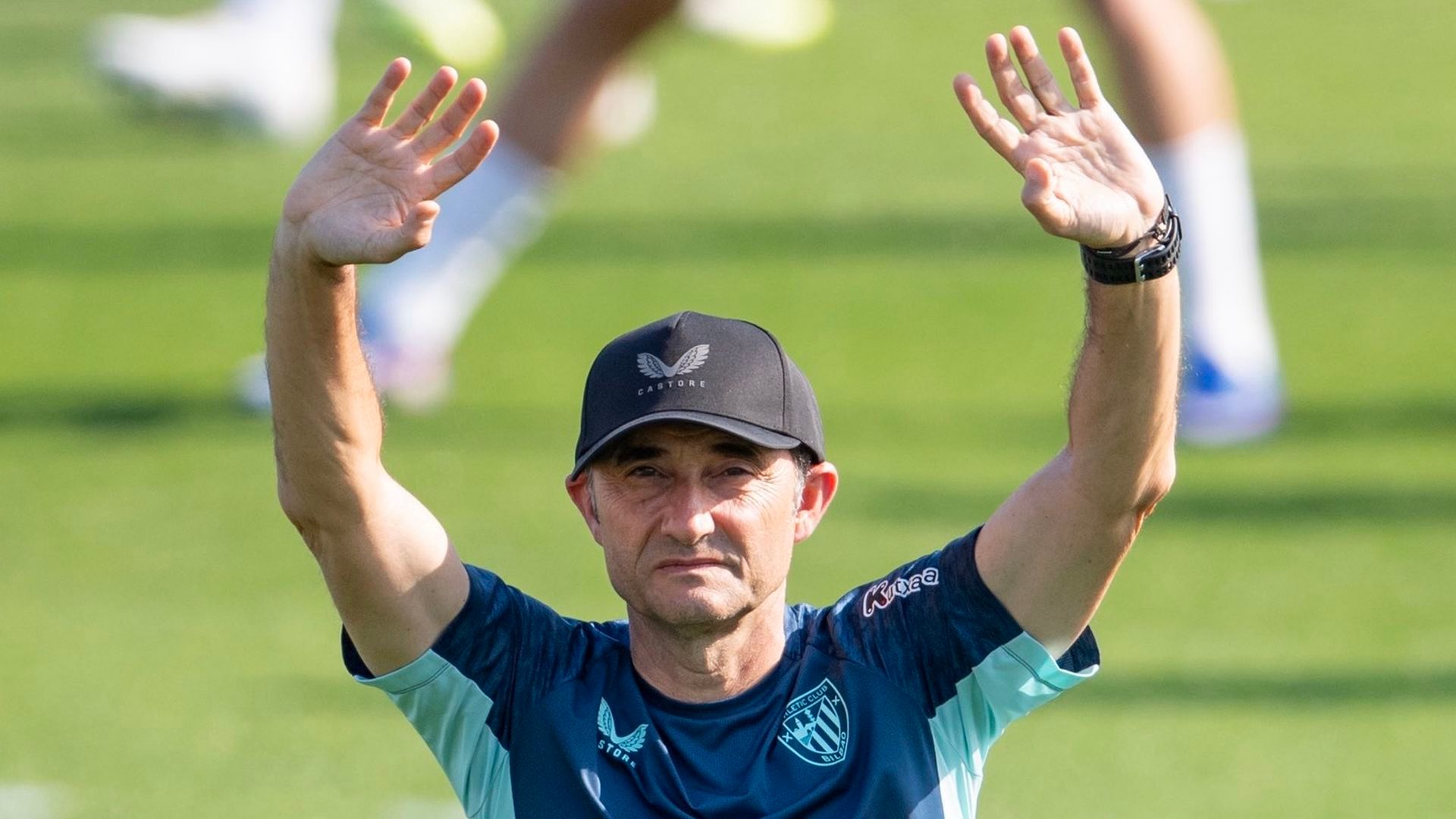 Gesto de Ernesto Valverde en su último entrenamiento en Lezama