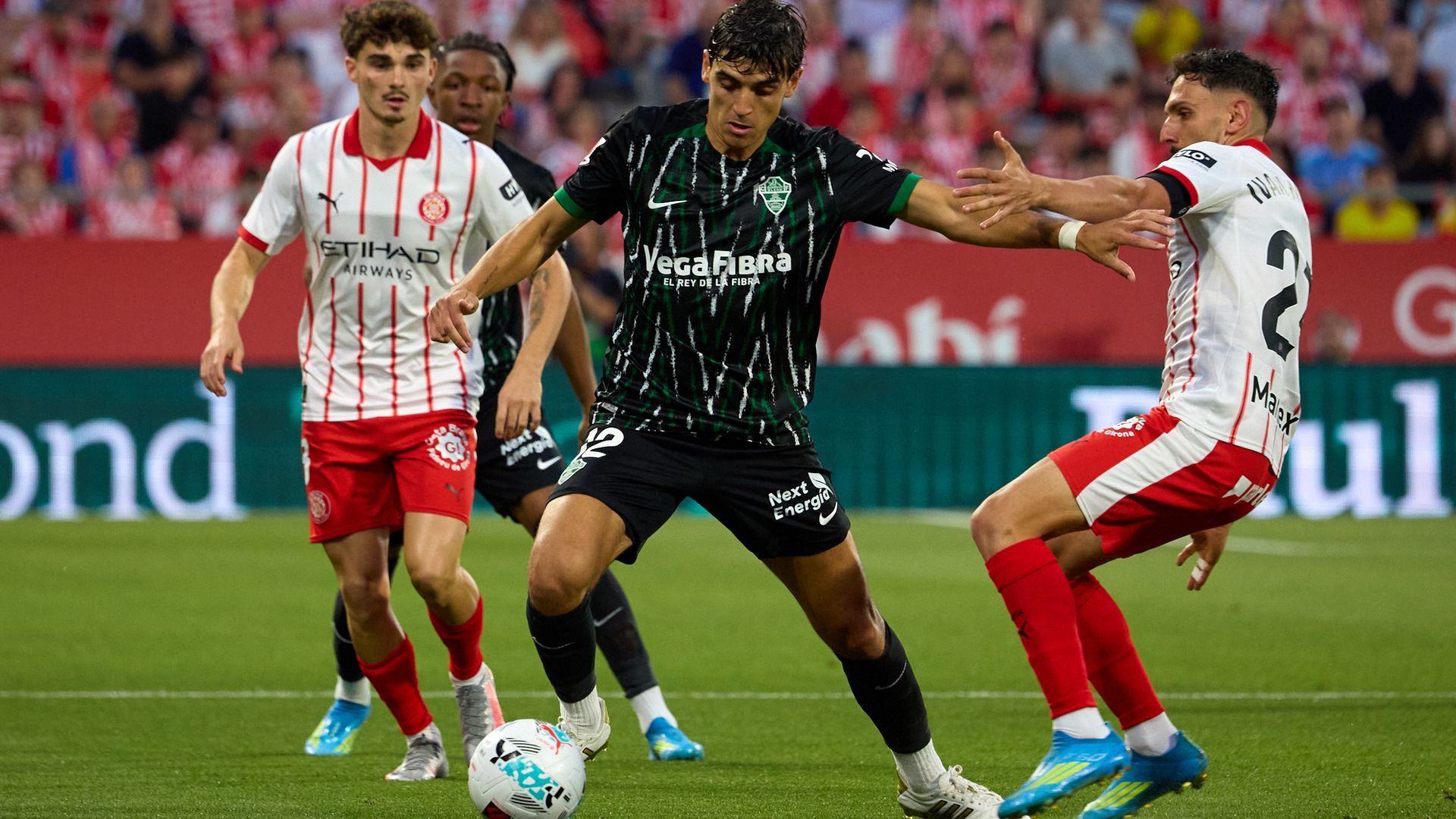 Gonzalo Villar controla delante de Iván Martín en el Girona-Elche