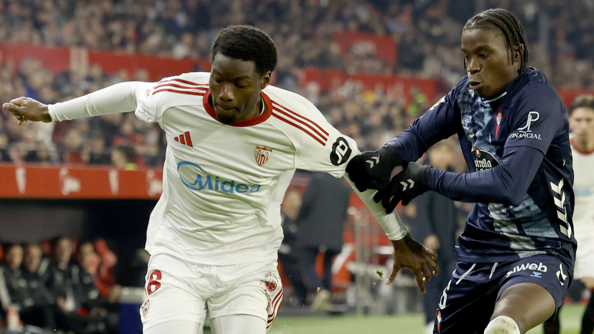 Ilaix Moriba ante Lucien Agoumé en el Sánchez Pizjuán. Ilaix Moriba ante Lucien Agoumé en el Sánchez Pizjuán.