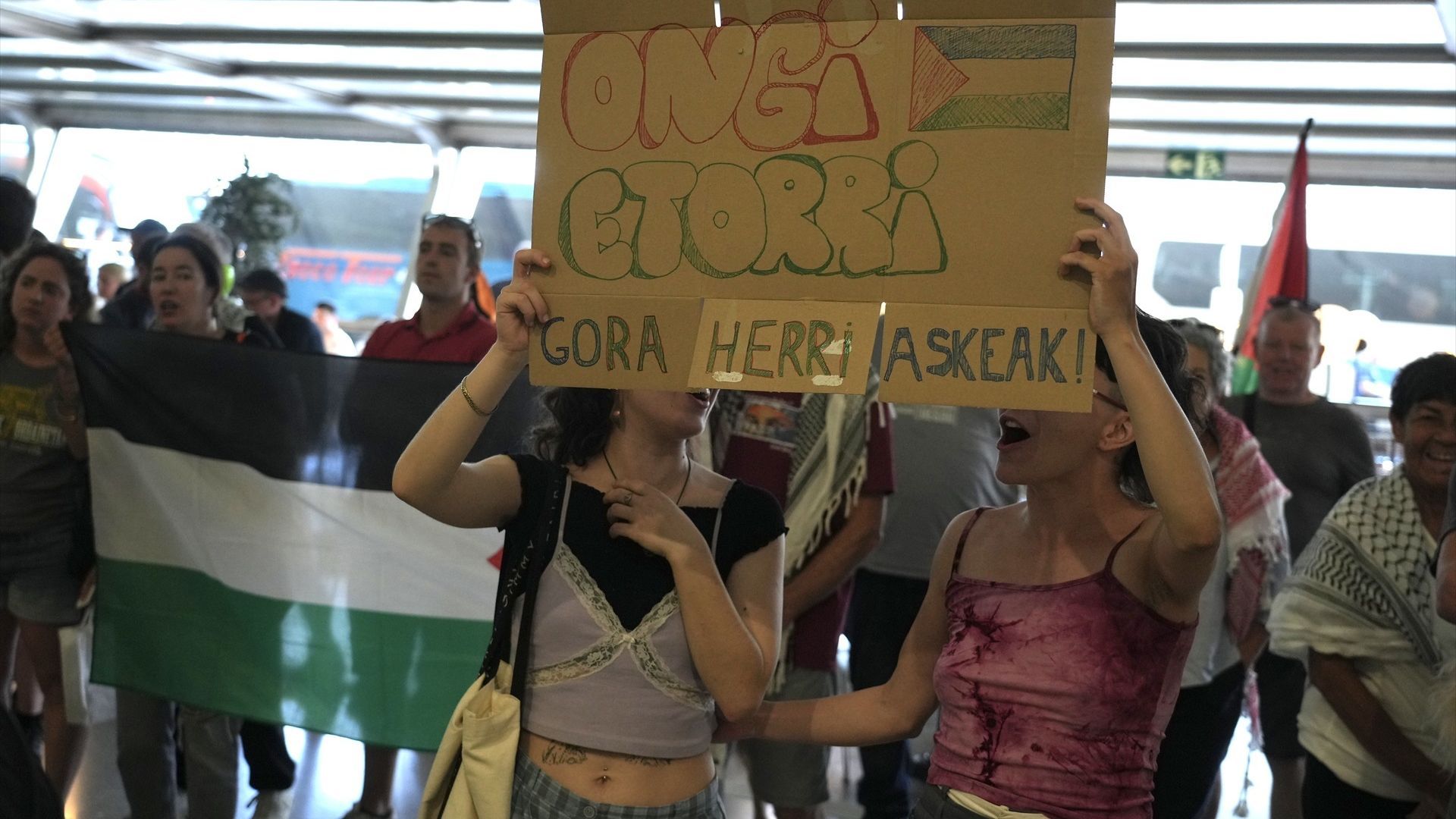 Incidentes en el aeropuerto de Bilbao a la llegada de los miembros de la Flotilla: los activistas califican la actuación de "desproporcionada" Incidentes en el aeropuerto de Bilbao a la llegada de los miembros de la Flotilla: los activistas califican la actuación de "desproporcionada"
