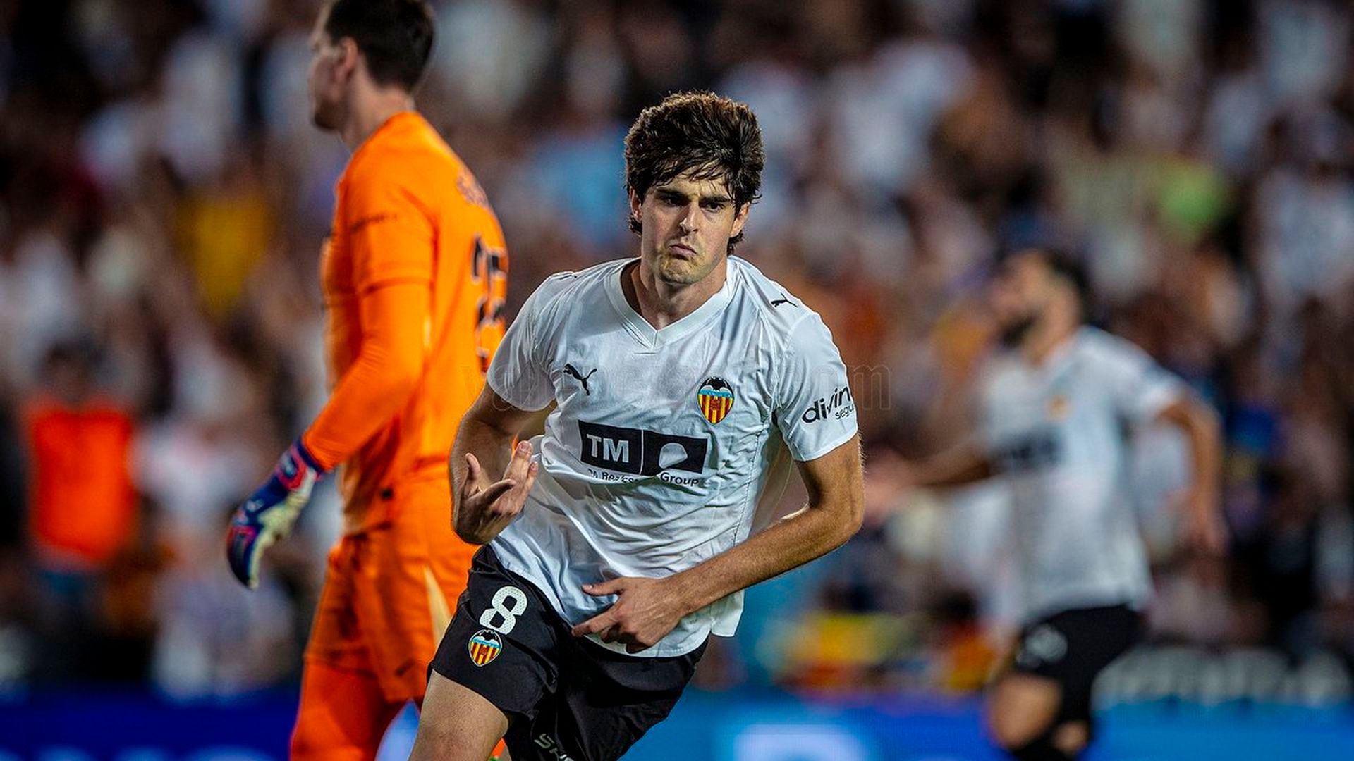 Javi Guerra celebra su gol ante el FC Barcelona