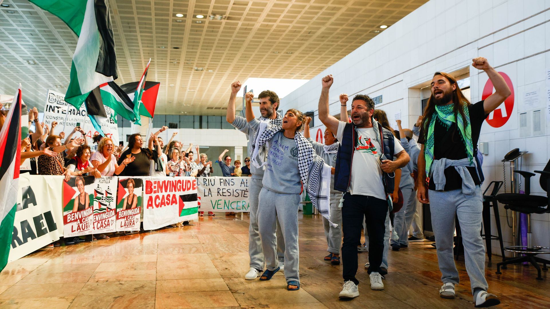 Los activistas Saif Abukeshek (c) y la secretaria de delegaciones de IAC y participante de la Flotilla, Ariadna Masmitjà, 'Masmi' (i), a su llegada al aeropuerto de El Prat Los activistas Saif Abukeshek (c) y la secretaria de delegaciones de IAC y participante de la Flotilla, Ariadna Masmitjà, 'Masmi' (i), a su llegada al aeropuerto de El Prat