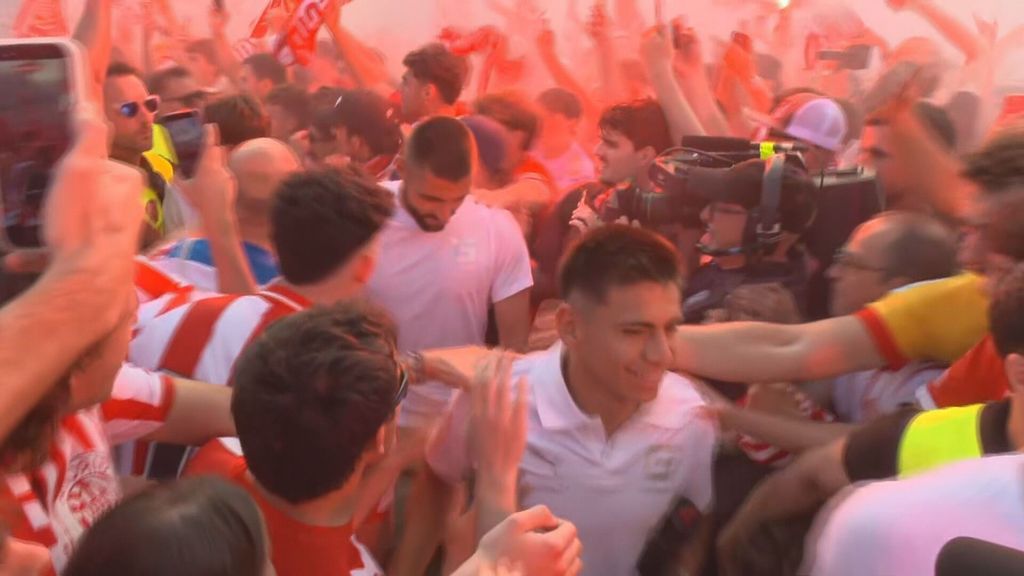 Los jugadores del Girona llegan andando a Montilivi y la afición les recibe con bengalas y cánticos
