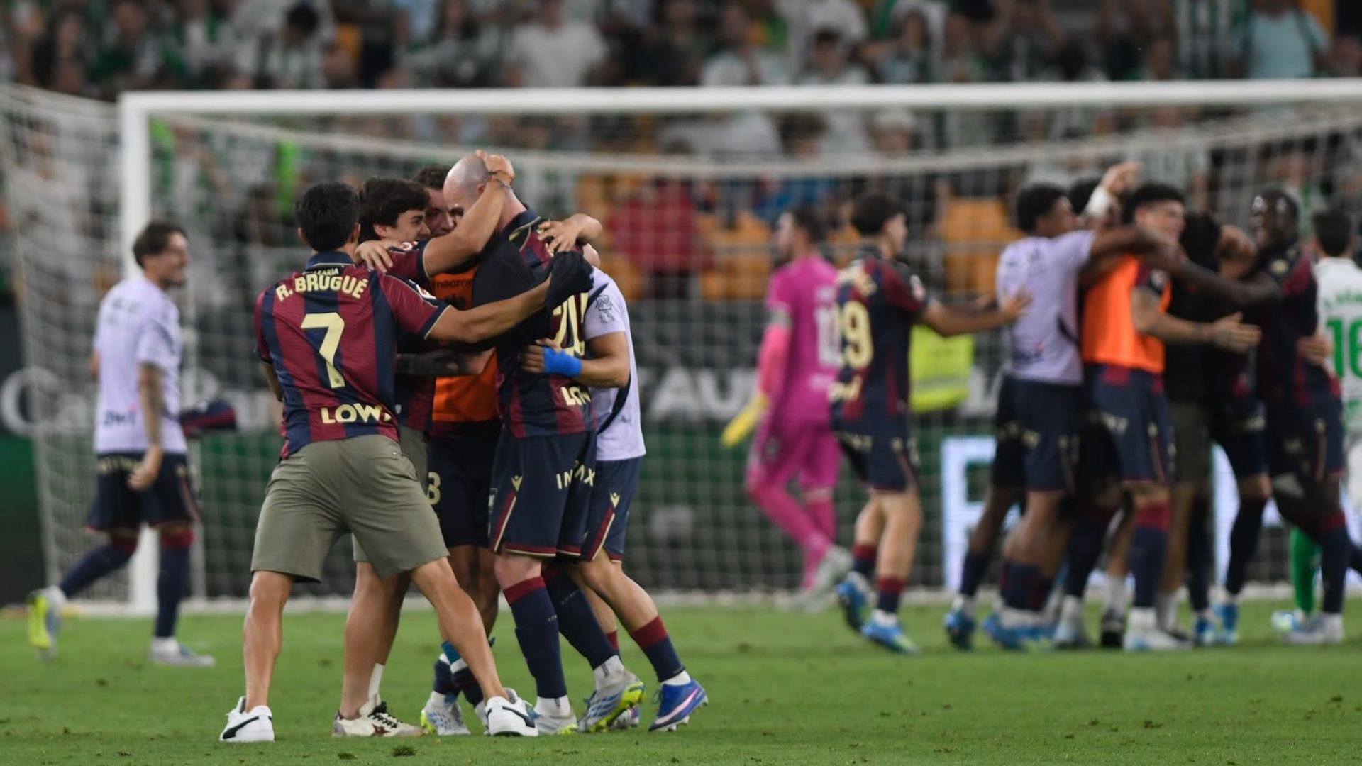 Los jugadores del Levante celebran la permanencia