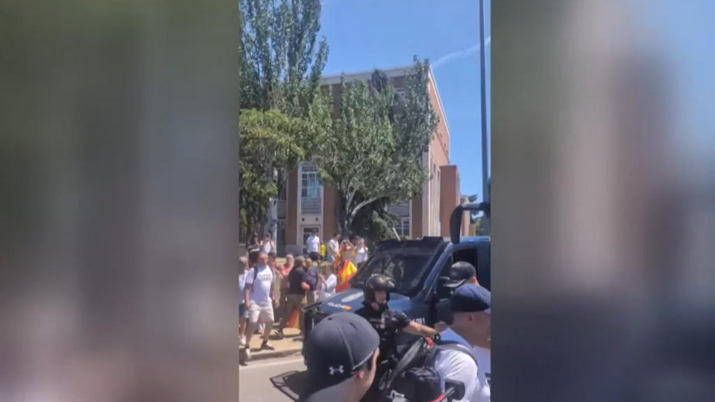 Manifestantes intentan llegar a Moncloa al grito de 'Sánchez, dimisión': así se han vivido los momentos de tensión durante la marcha