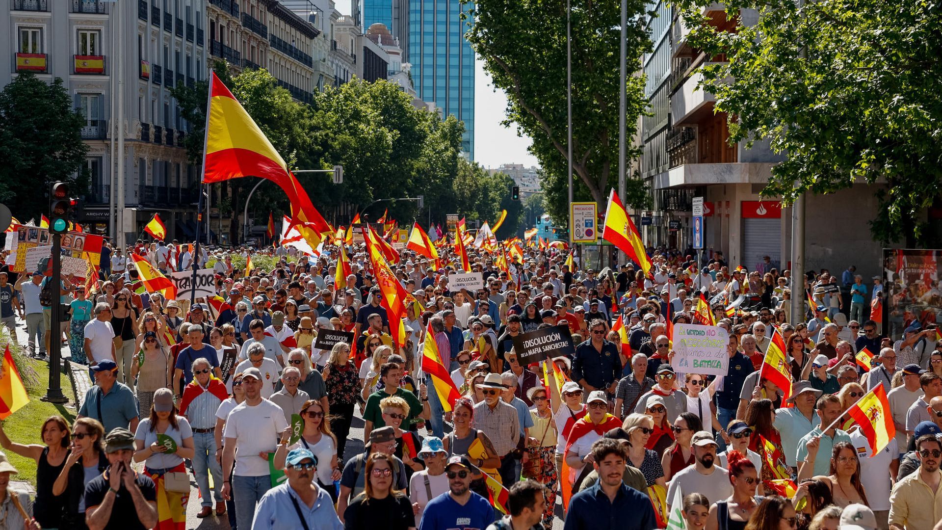 Más de 100 asociaciones salen a la calle para pedir la dimisión de Pedro Sánchez en Madrid