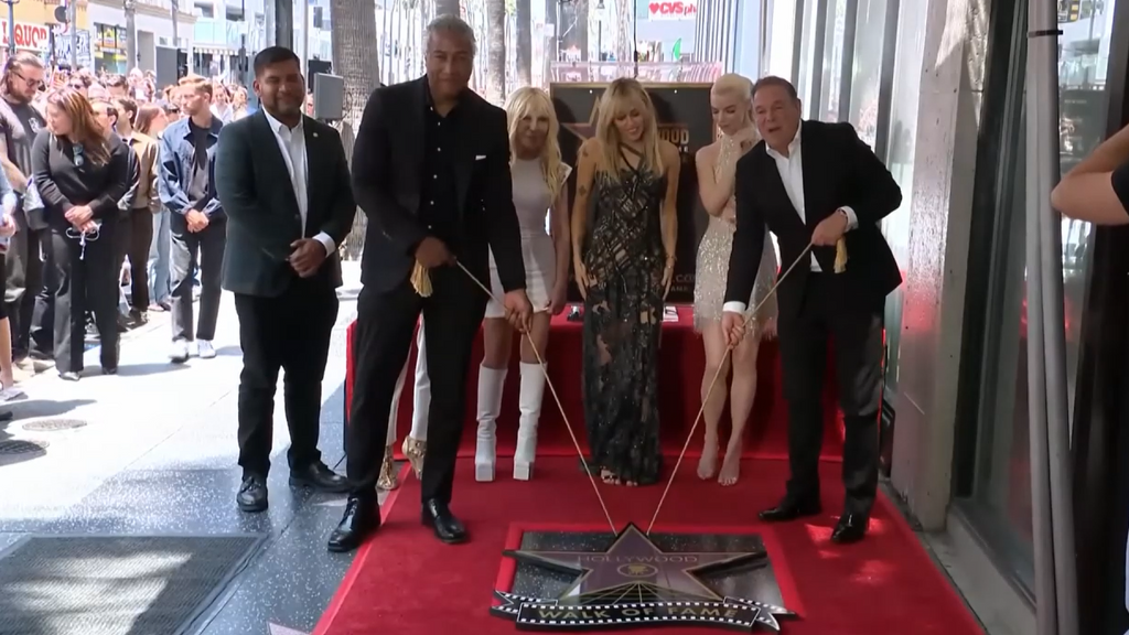 Miley Cyrus se convierte en la primera celebrity de los 90 en conseguir una estrella en el Paseo de la Fama de Hollywood