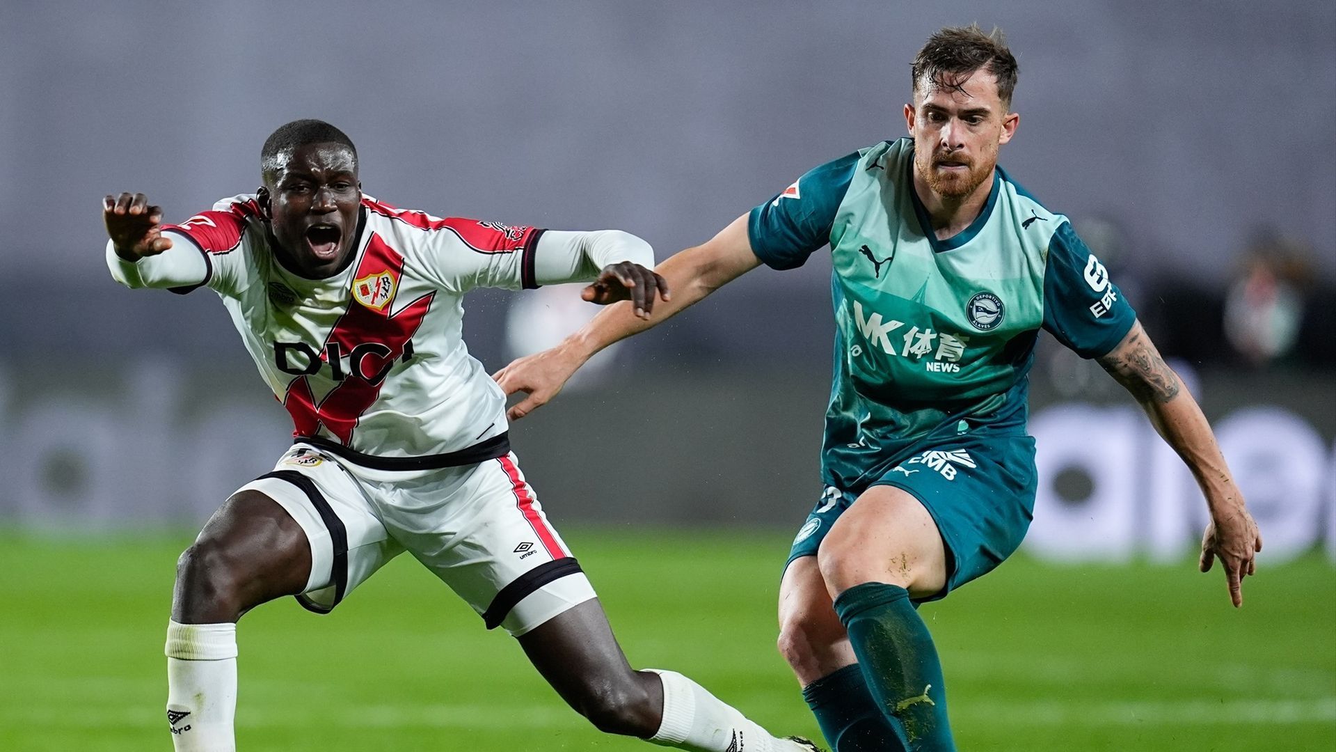 Nobel Mendy y Toni Martínez, en el partido de la primera vuelta entre Rayo Vallecano y Alavés