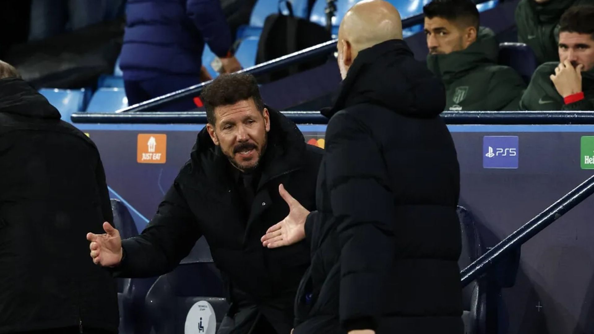 Simeone saluda a Pep Guardiola antes de un Manchester City-Atlético Simeone saluda a Pep Guardiola antes de un Manchester City-Atlético