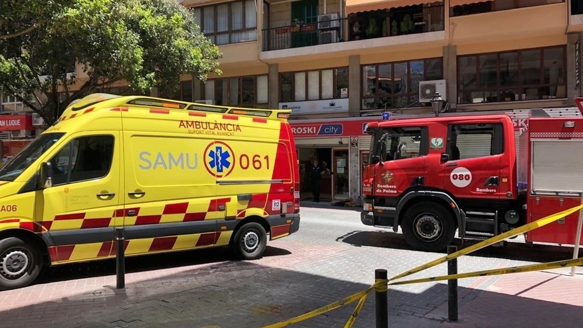 Una ambulancia del 061 y de una dotación de los Bomberos de Palma Una ambulancia del 061 y de una dotación de los Bomberos de Palma