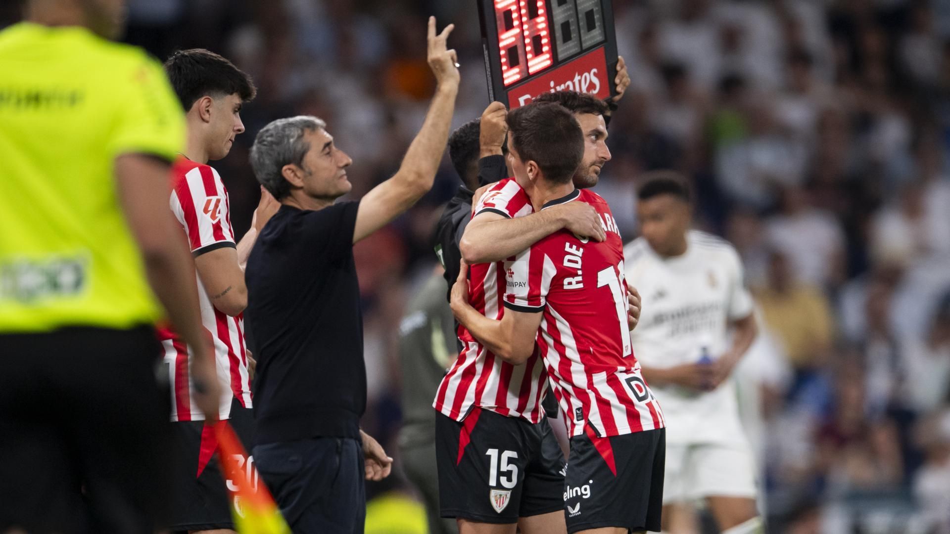 Valverde mete a Iñigo Lekue ante el Real Madrid en el Bernabéu