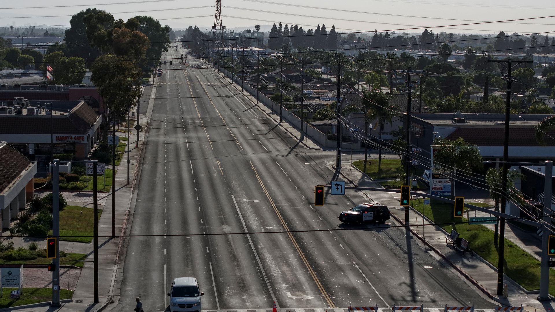 Vista de dron de una calle vacía tras el desalojo de decenas de miles de residentes por un escape en una planta química de California, UUEE Vista de dron de una calle vacía tras el desalojo de decenas de miles de residentes por un escape en una planta química de California, UUEE