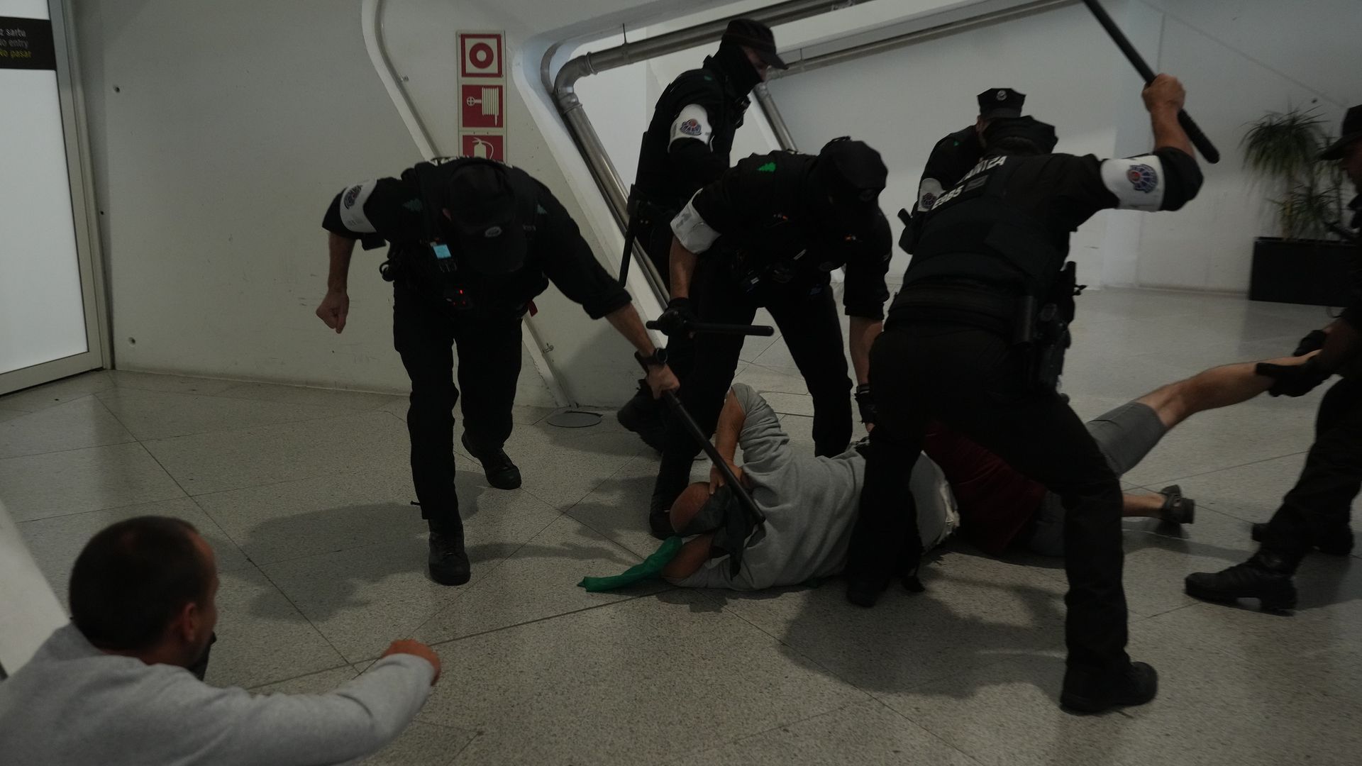 Agentes de la Ertzaintza cargan contra miembros de la Flotilla en Bilbao Agentes de la Ertzaintza cargan contra miembros de la Flotilla en Bilbao