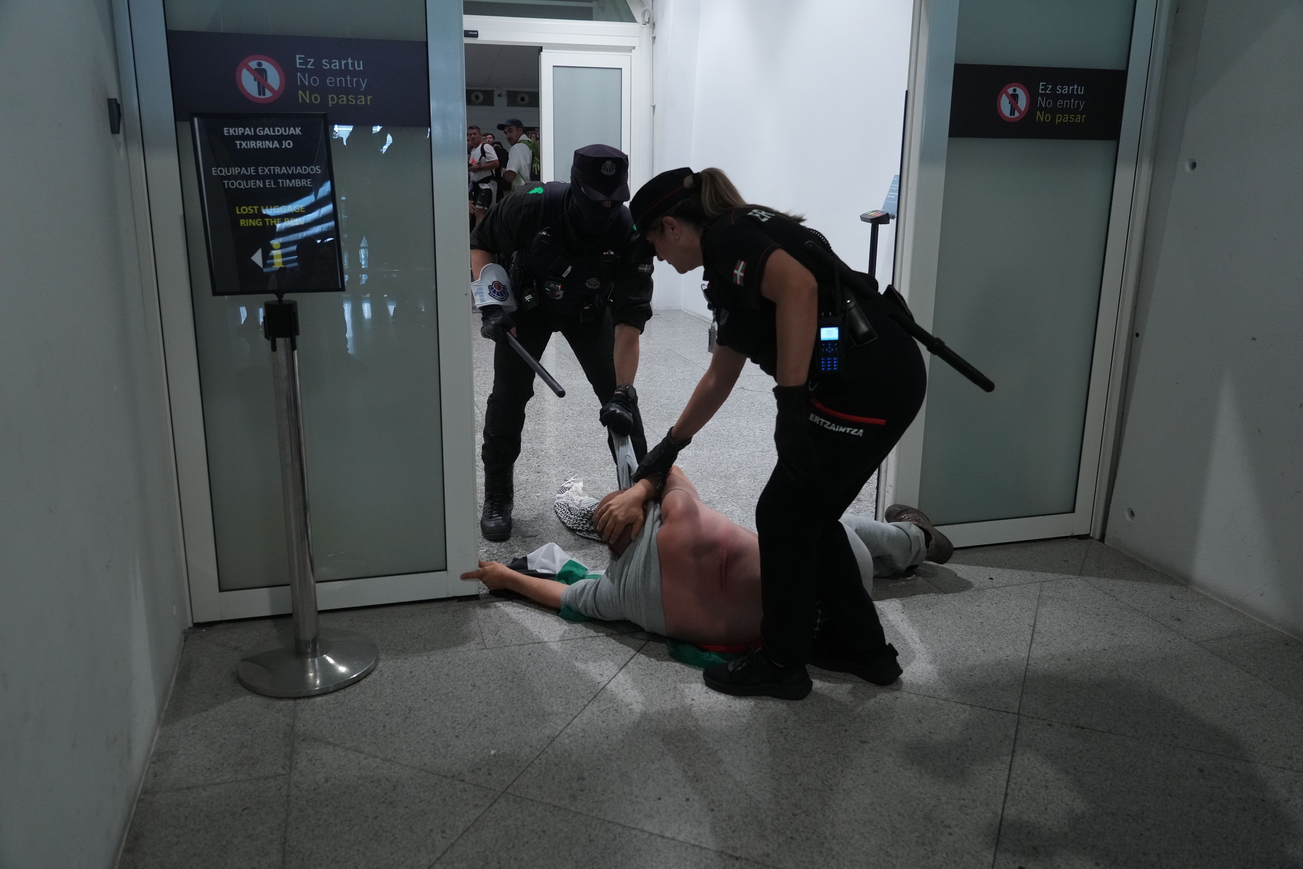 Agentes detienen a activistas propalestinos en el aeropuerto de Bilbao