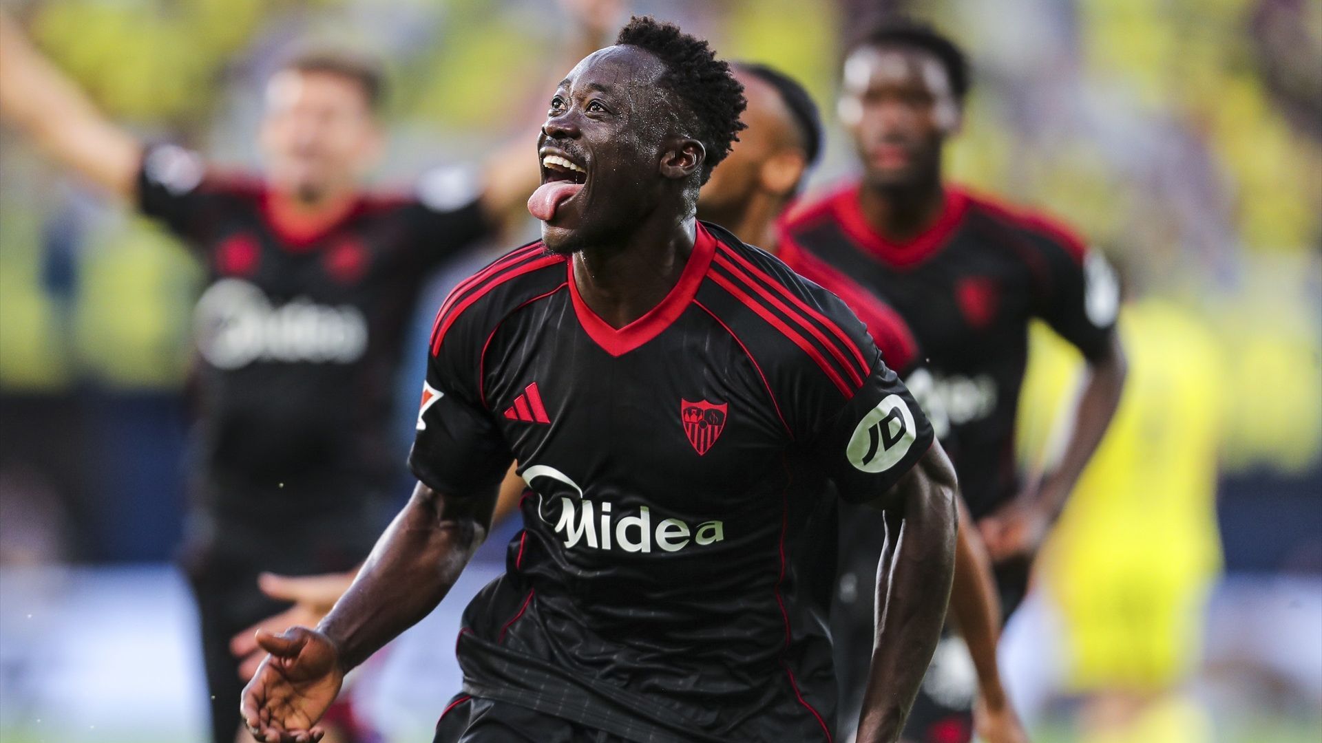 Akor Adams celebra su gol al Villarreal