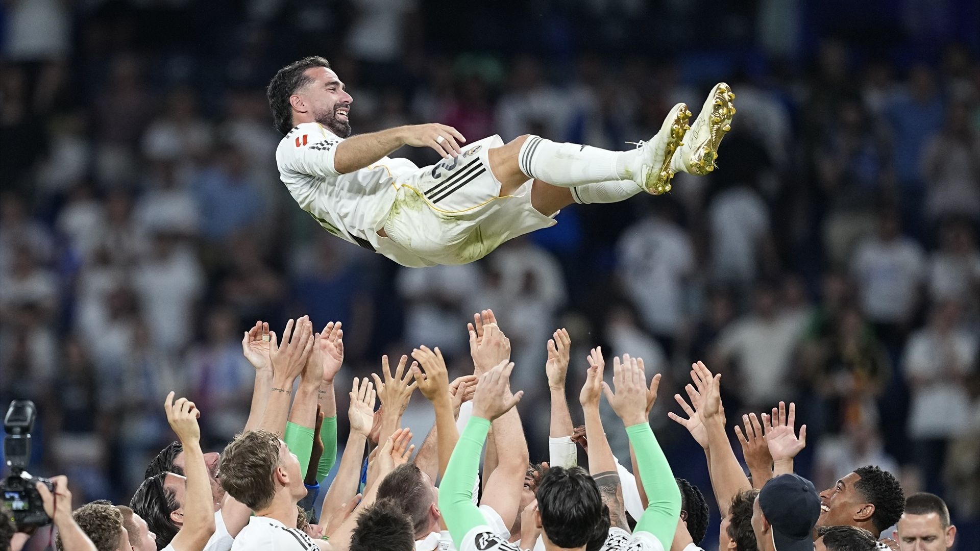 Dani Vivian es manteado por el Real Madrid en el Santiago Bernabéu Dani Vivian es manteado por el Real Madrid en el Santiago Bernabéu