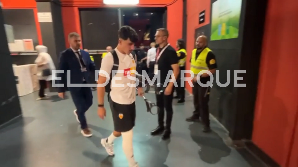 Diego López se marcha con muletas y riesgo de lesión grave de Mestalla