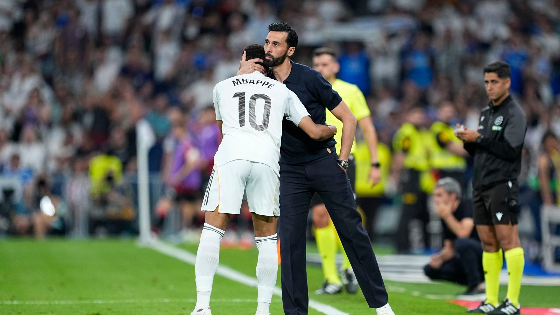 El abrazo de Mbappé con Arbeloa