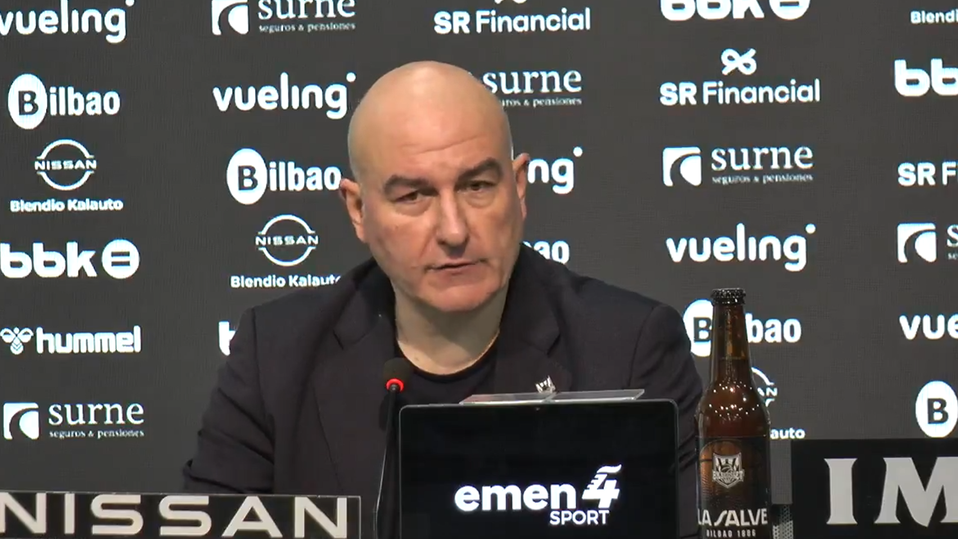 El entrenador de baloncesto en sala de prensa El entrenador de baloncesto en sala de prensa
