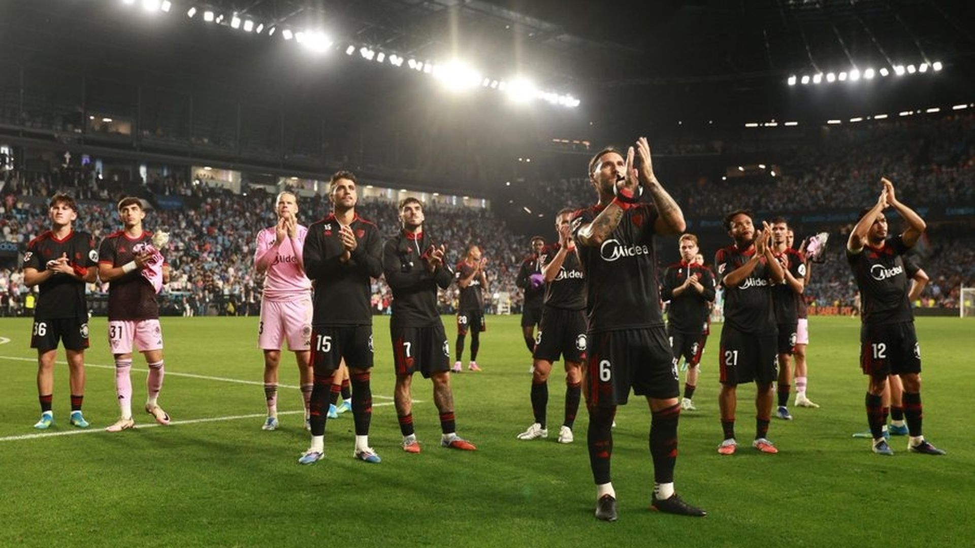 El Sevilla celebra a los aficionados presentes en Balaídos El Sevilla celebra a los aficionados presentes en Balaídos