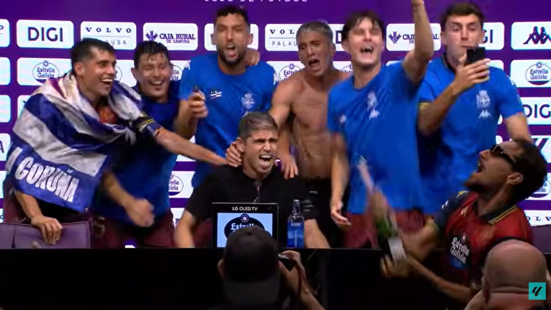 Fiesta del Dépor en la sala de prensa.