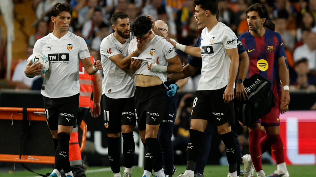 Diego López se marcha con muletas y riesgo de lesión grave de Mestalla