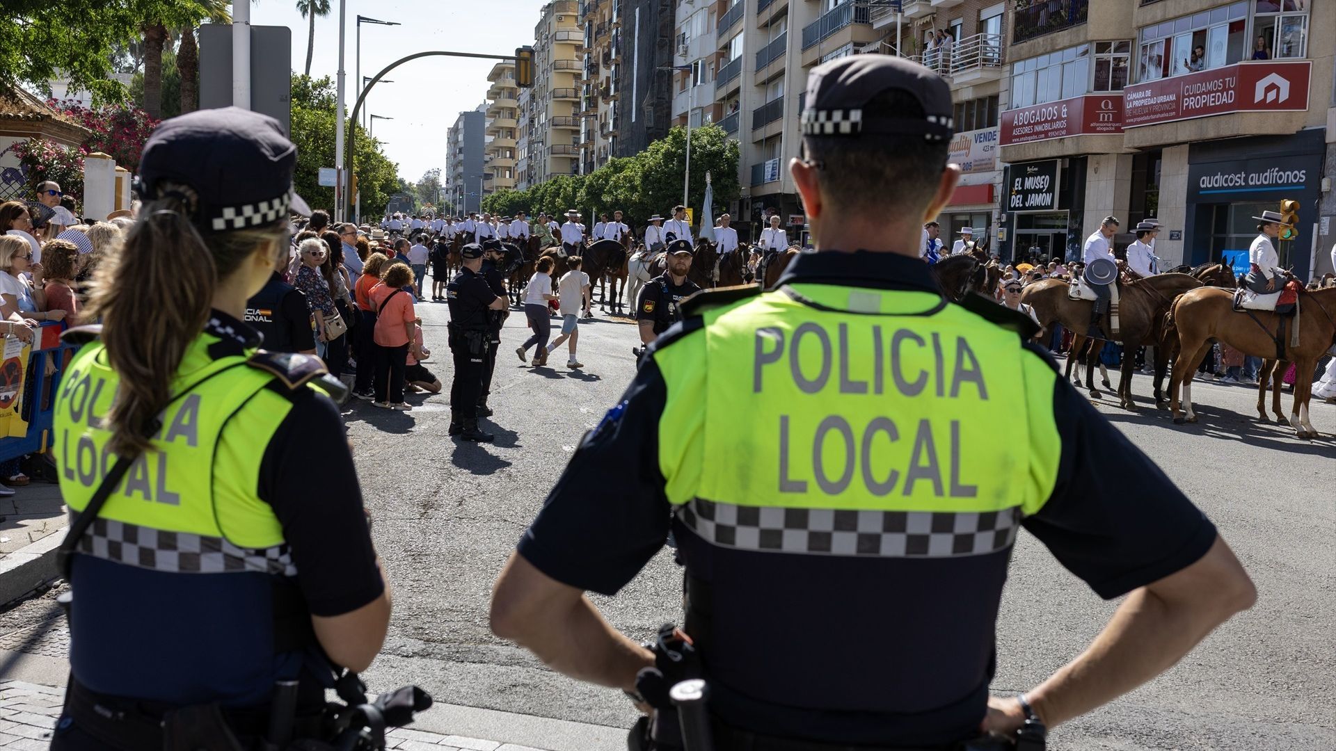 Herido un menor de 16 años tras ser arrollado por un caballo en la calle Santa María en El Rocío, Huelva Herido un menor de 16 años tras ser arrollado por un caballo en la calle Santa María en El Rocío, Huelva