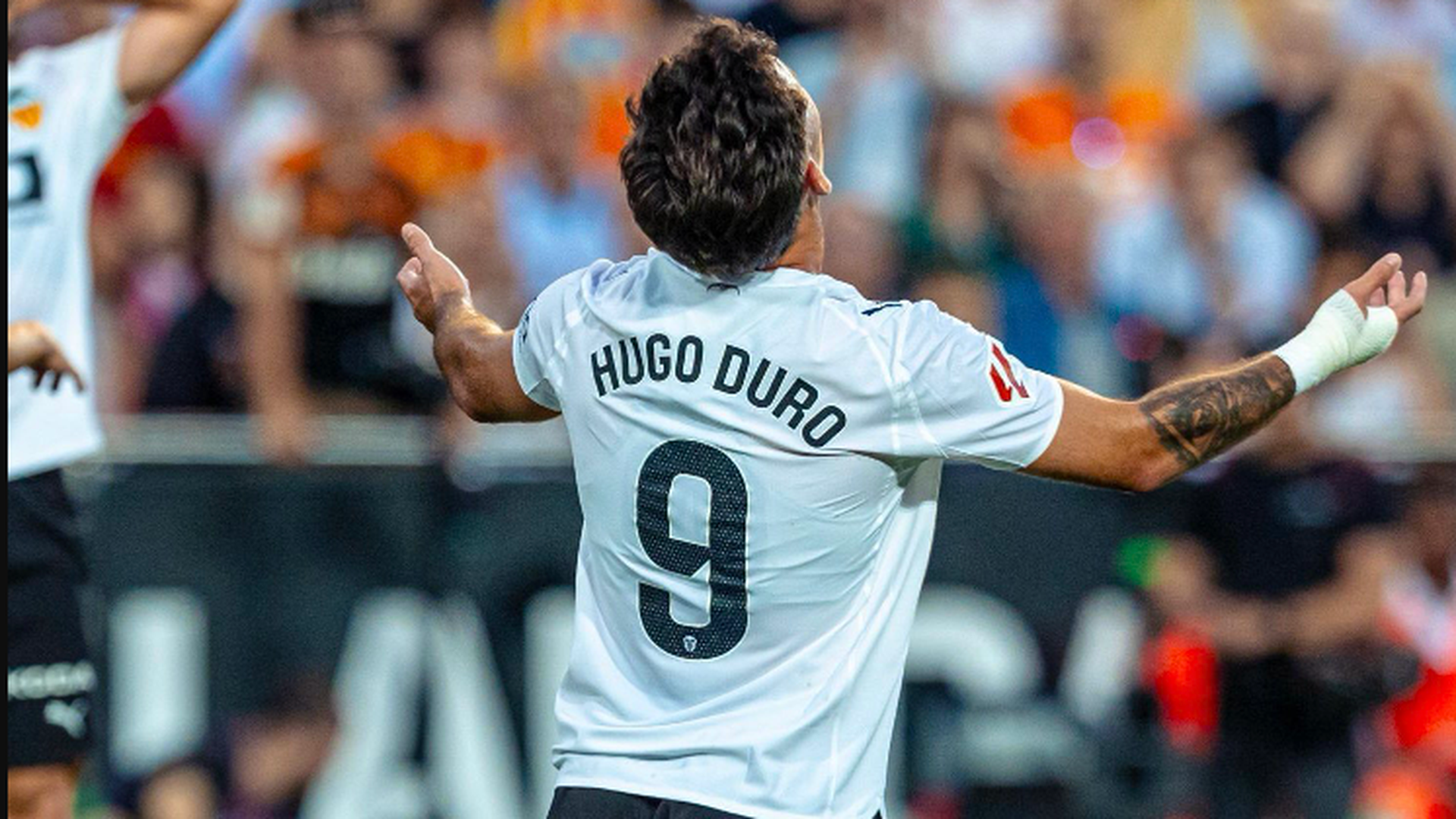 Hugo Duro con los brazos abiertos en Mestalla