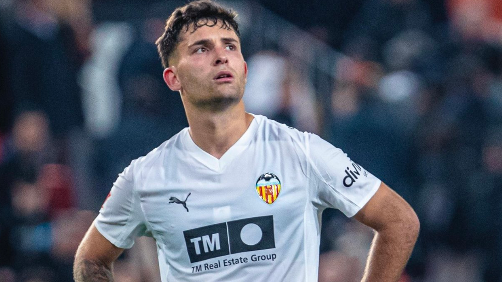 Hugo Duro pensativo en Mestalla Hugo Duro pensativo en Mestalla
