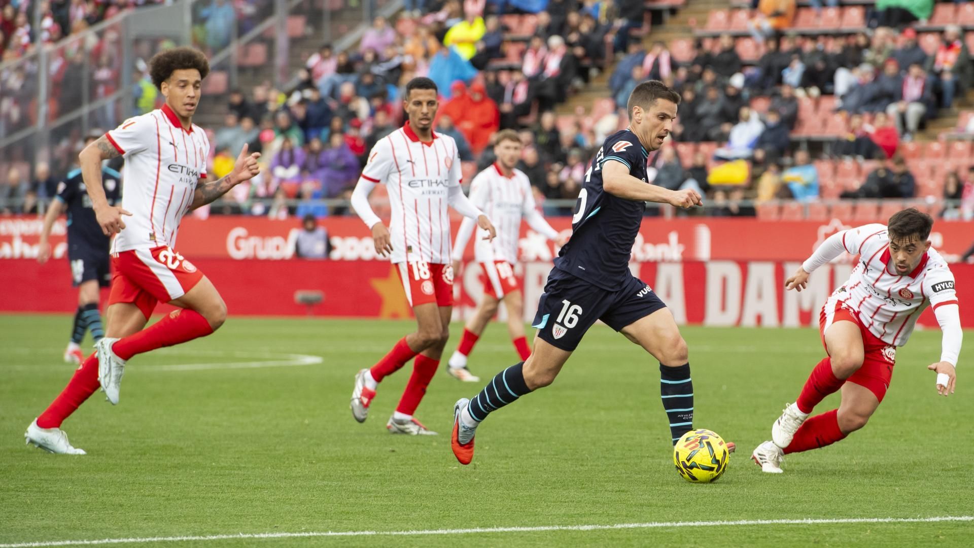 Iñigo Ruiz de Galarreta en acción ante el Girona FC en Montilivi