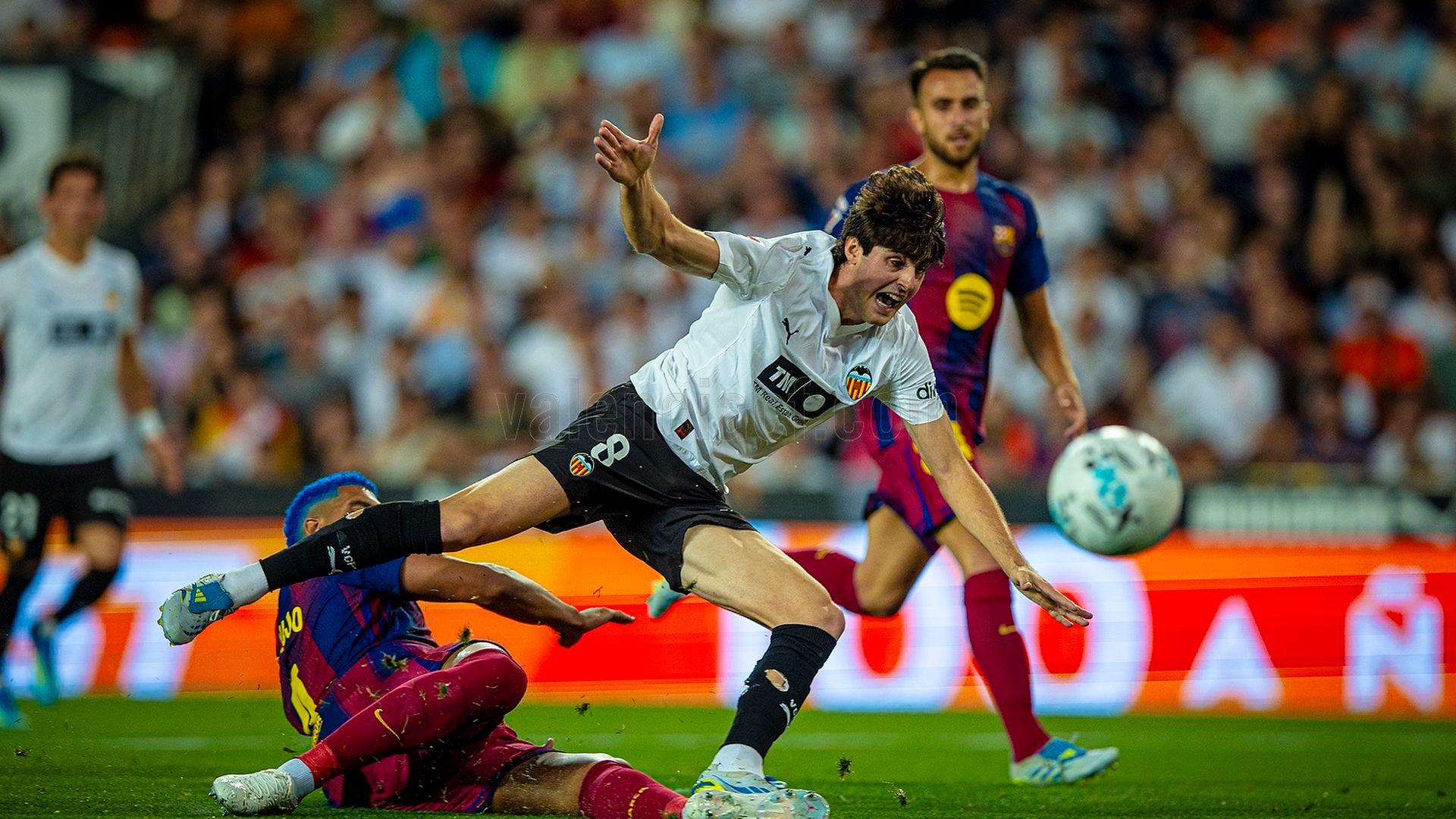 Javi Guerra ante el FC Barcelona
