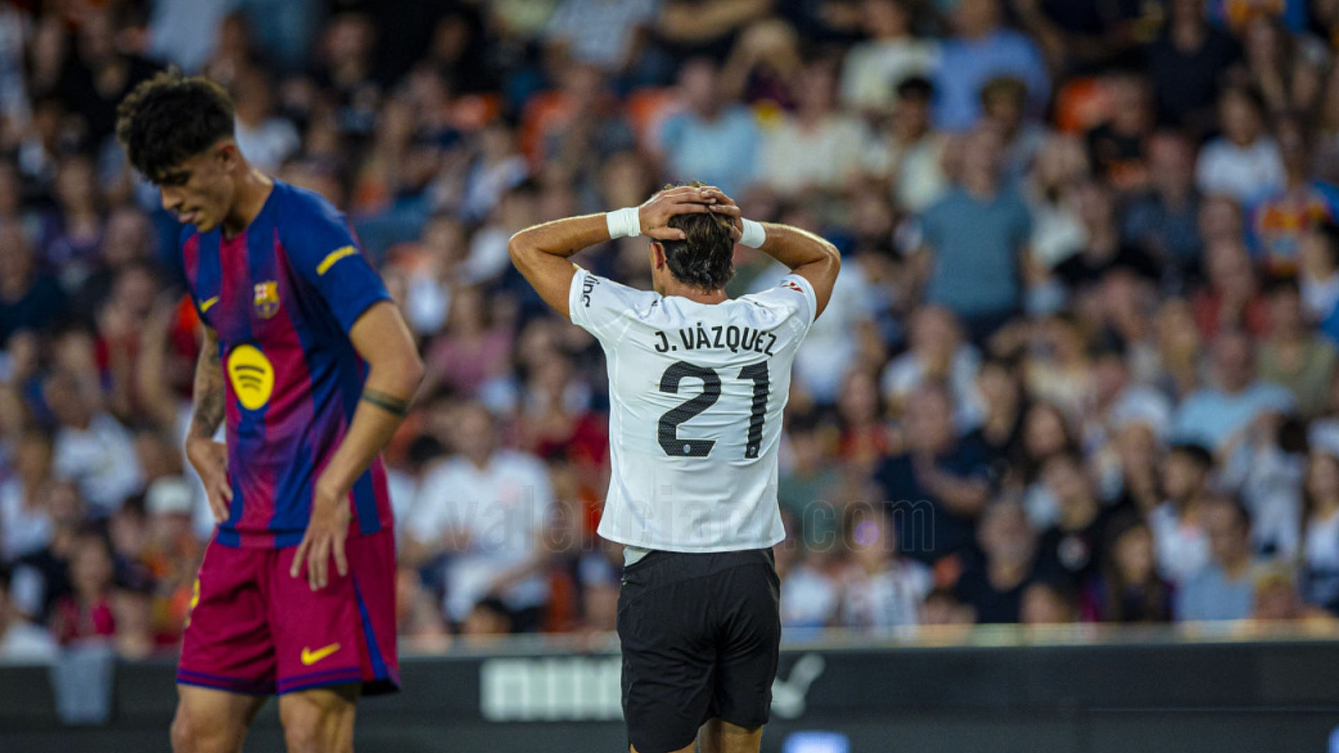 Jesús Vázquez se echa las manos a la cabeza en Mestalla Jesús Vázquez se echa las manos a la cabeza en Mestalla