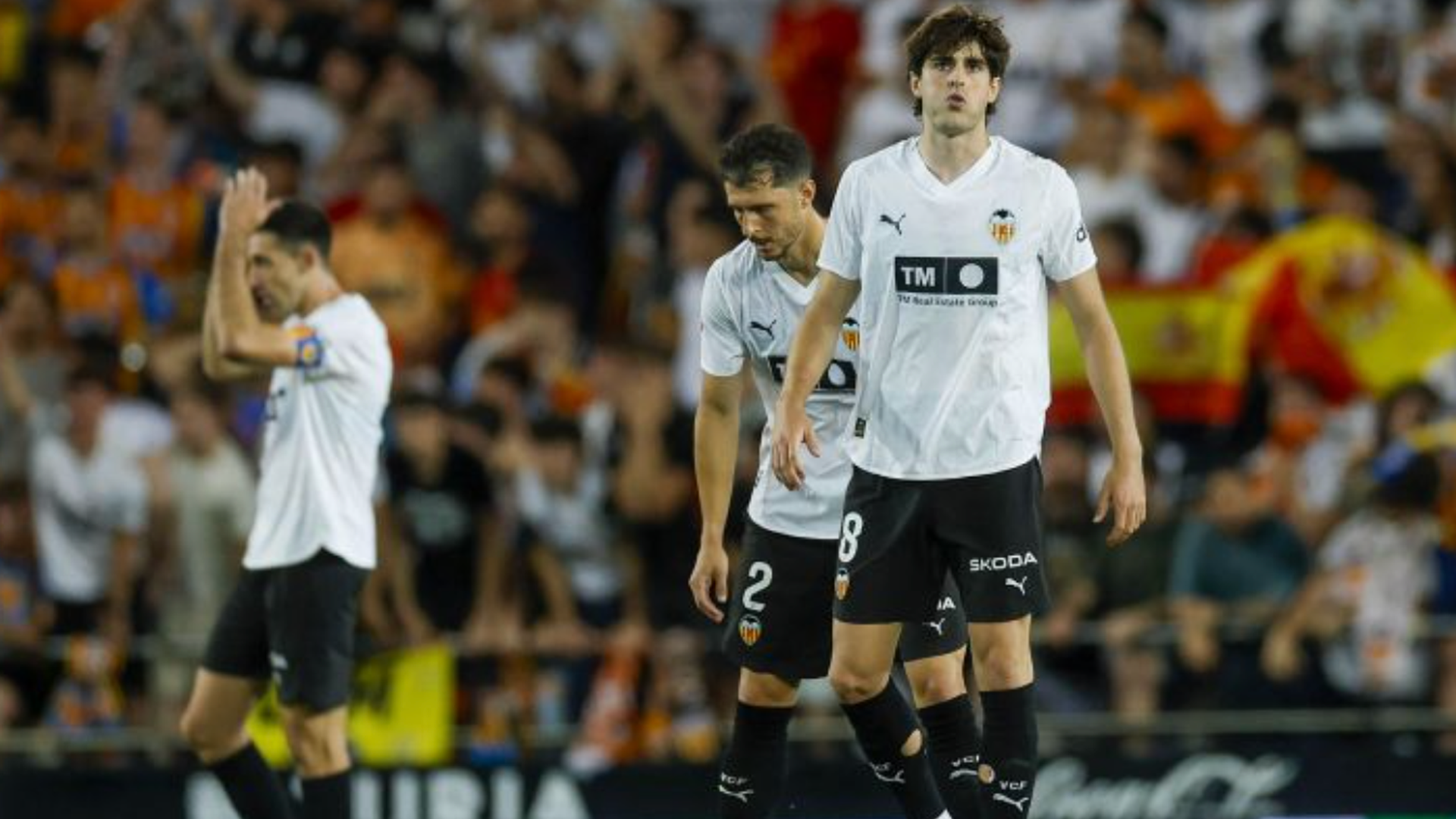 Jugadores del Valencia CF resoplan en Mestalla