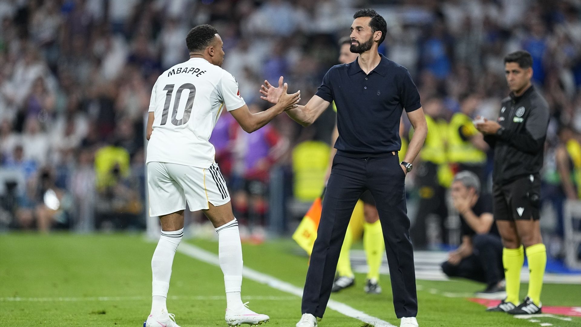 Kylian Mbappé se saluda con Álvaro Arbeloa tras marcar Kylian Mbappé se saluda con Álvaro Arbeloa tras marcar