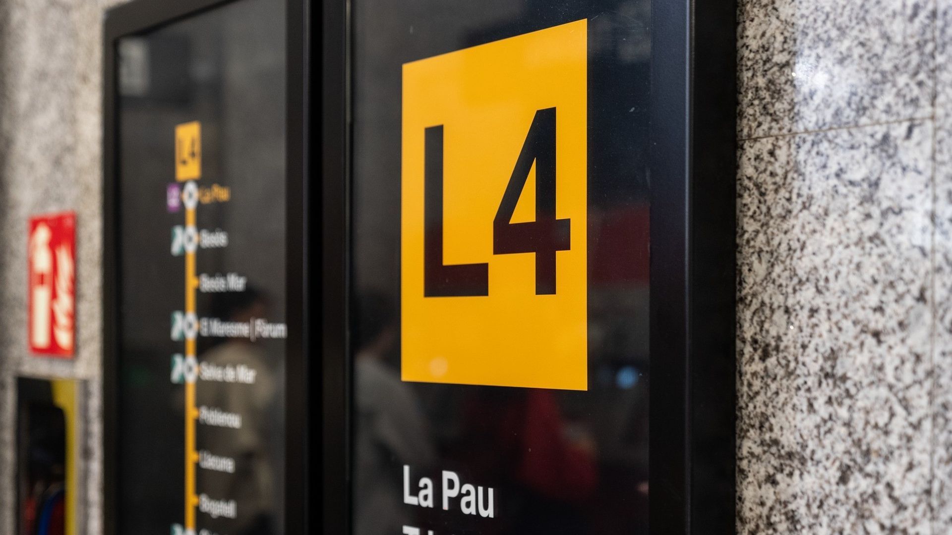 Línea 4 del Metro de Barcelona en la estación La Pau Línea 4 del Metro de Barcelona en la estación La Pau
