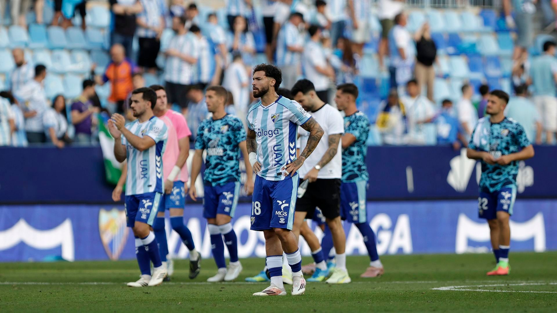 Los jugadores del Málaga, tras el empate ante el Racing.
