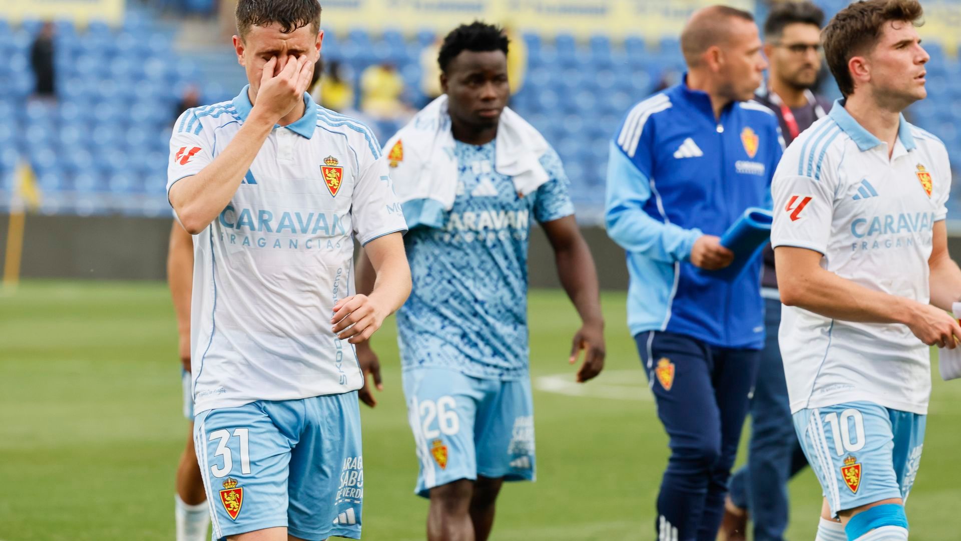 Los jugadores del Real Zaragoza se lamentan tras el descenso.