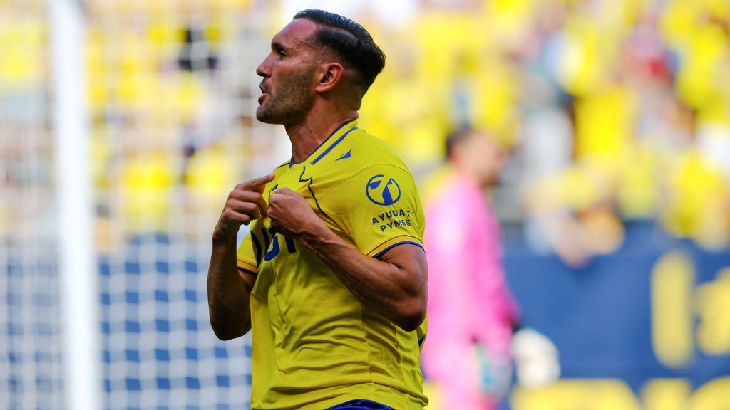 Lucas Pérez celebra la salvación del Cádiz y el ascenso del Dépor