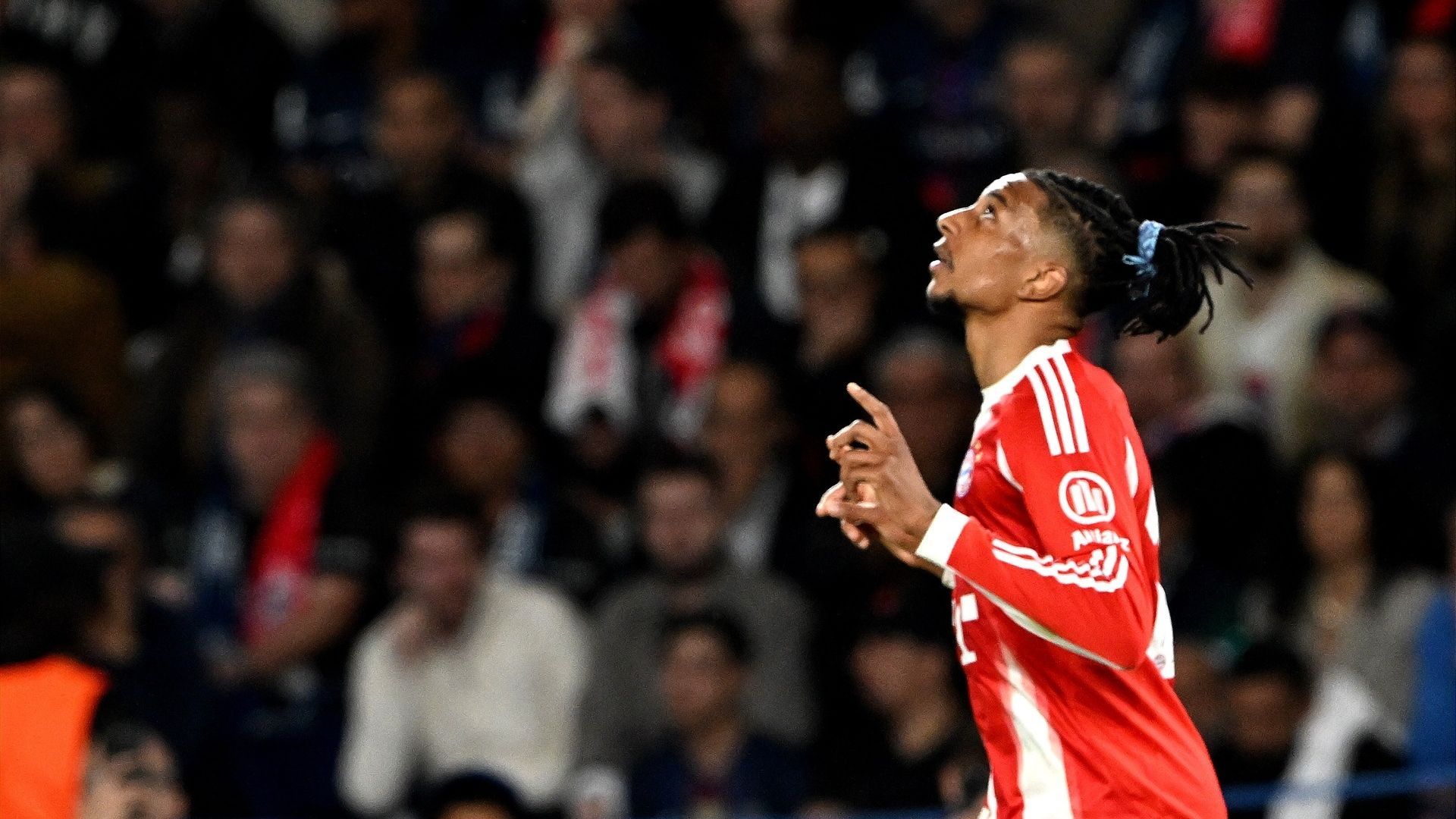 Michael Olise celebra un gol con el Bayern