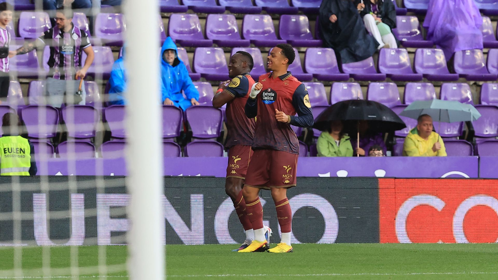 Nsongo celebra uno de sus goles en Valladolid. Nsongo celebra uno de sus goles en Valladolid.