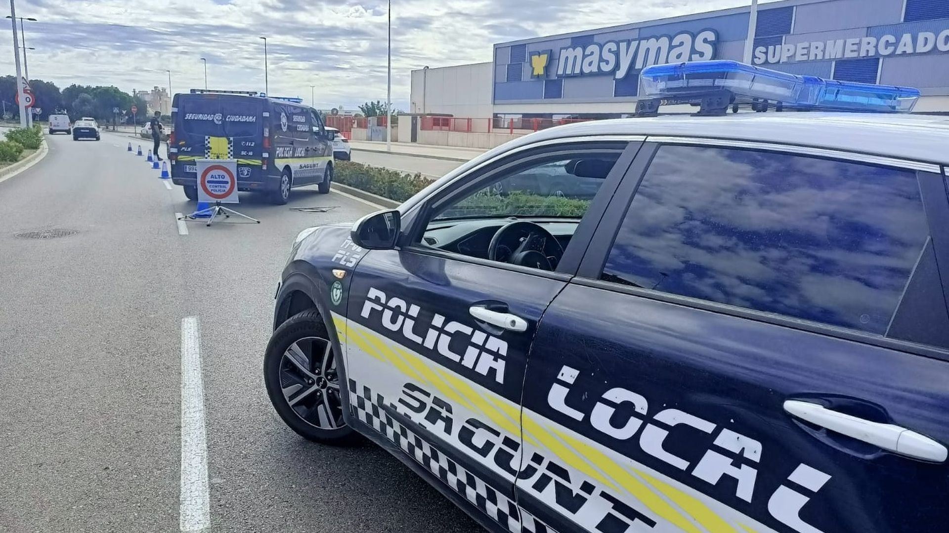 Policía Local de Sagunto en un control de tráfico Policía Local de Sagunto en un control de tráfico